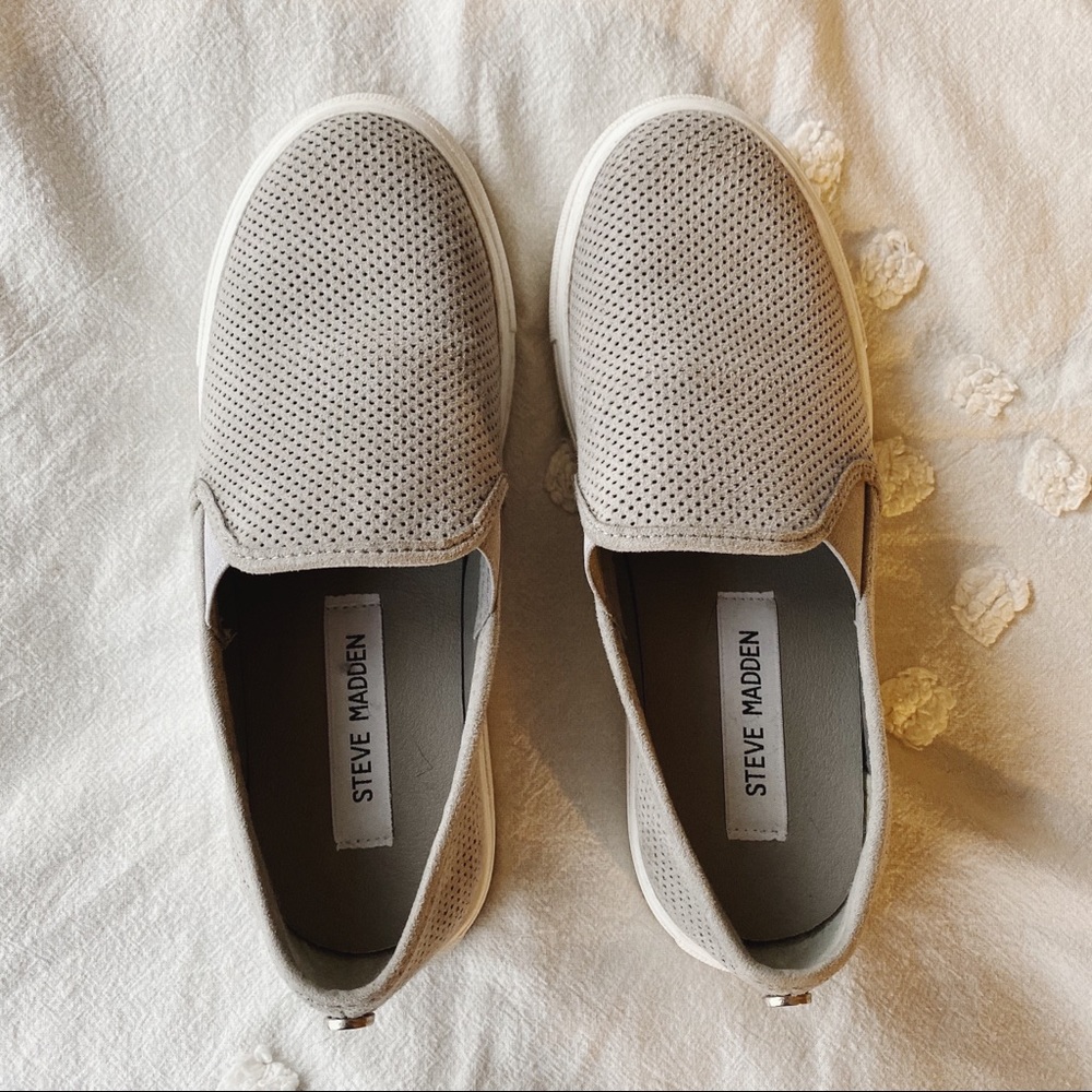 ⭐️ STEVE MADDEN SLIP ONS ⭐️